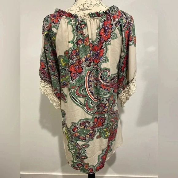 Coco and Main paisley tunic blouse with crochet accent sleeve. Size Large - Picture 4 of 9